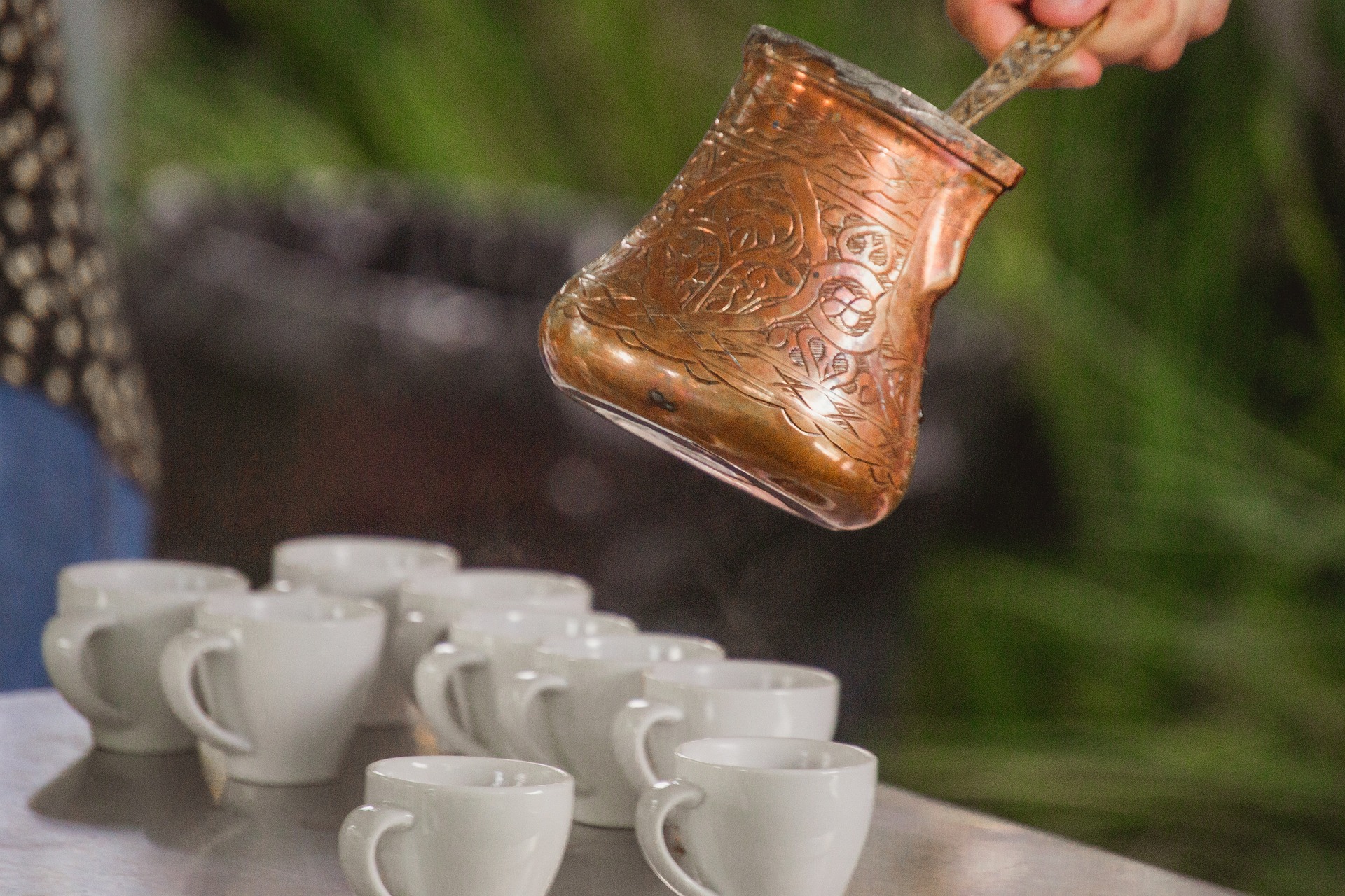 Il corposo caffè turco che viene fatto bollire nella sabbia